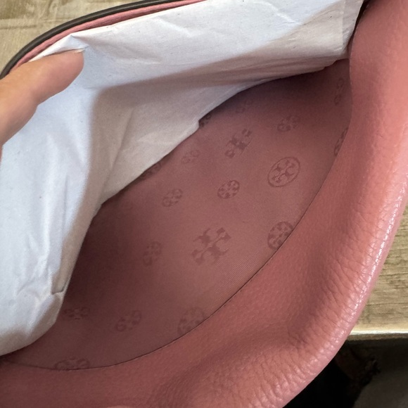 Tory Burch Thea foldover crossbody bag in pink leather - Picture 17 of 17